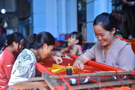 Tự hào làng nghề may cờ Tổ quốc