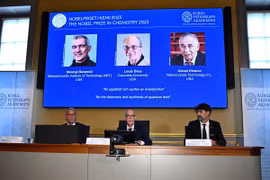 Giải Nobel Hóa học được trao cho 3 nhà khoa học phát hiện ra chấm lượng tử