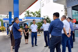 Tổng Giám đốc Petrovietnam Lê Mạnh Hùng khảo sát thực tế mô hình kinh doanh trong hệ thống phân phối của PVOIL