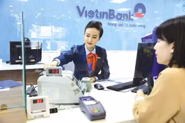 Lãi suất tiền gửi lao dốc lập “đáy” kỷ lục trong lịch sử