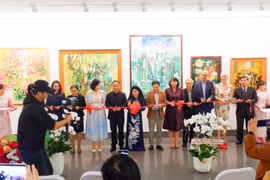 Họa sĩ Văn Dương Thành & Julia OH mở triển lãm "Cuộc viễn du của sắc màu"