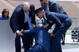 Tổng thống Biden vấp ngã, nhưng không bị thương