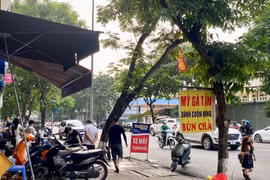 Hà Nội: Dịch vụ rửa xe lấn chiếm vỉa hè, gây mất an toàn giao thông