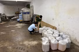 Hà Nội: Thu giữ gần 500 lít rượu ngâm không rõ nguồn gốc giấu trong nhà hàng