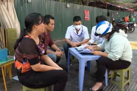 Chính quyền ra quân xử lý bán hàng trên vỉa hè Đại học Công nghiệp HN sau phản ánh của báo NB&CL