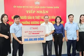 Báo Hànộimới trao 300 triệu đồng hỗ trợ các nạn nhân vụ cháy tại Thanh Xuân