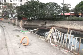 Hà Nội: Lan can tại nhiều bờ sông xuống cấp nghiêm trọng gây nguy hiểm cho người dân