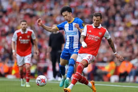 Thua sốc Brighton, Arsenal giương cờ trắng trong cuộc đua vô địch cùng Man City