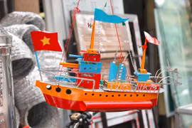Tàu thủy sắt Tây - món đồ chơi dịp Tết Trung thu đang dần bị lãng quên