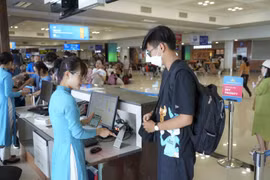 Nhiều hành khách sử dụng tài khoản VNEID để làm thủ tục đi máy bay
