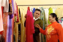 Những chiếc áo dài 0 đồng đong đầy tình yêu thương