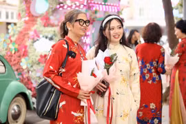 Roadshow siêu ấn tượng: Chở cả tuổi thơ gây thương nhớ khắp phố phường