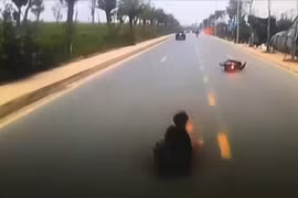 Nam thanh niên lạng lách đánh võng, tự mình gây tai nạn và ngã đầu xe ô tô