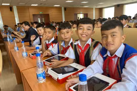 Kon Tum: Trao gần 11.400 chiếc máy tính bảng cho các em học sinh vùng khó