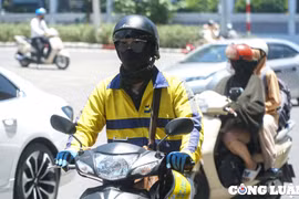 Hà Nội: Người dân trùm kín mít ra đường dưới cái nóng 40 độ C
