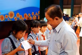 Báo Người Lao Động trao kinh phí hỗ trợ học tập cho các em học sinh nghèo