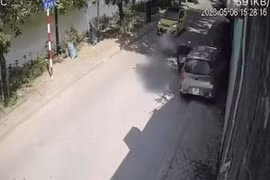 Tài xế mở cửa ô tô bất cẩn khiến người phụ nữ trên xe máy ngã, bị xe khác đâm tử vong