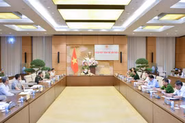 Tạo điều kiện thuận lợi cho công dân Việt Nam và người nước ngoài xuất, nhập cảnh