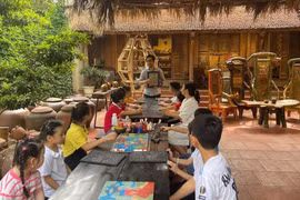 Độc đáo trải nghiệm làm tranh in khắc gỗ miễn phí tại làng cổ Đường Lâm - Sơn Tây