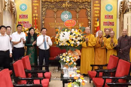 Bí thư Thành ủy Hà Nội Đinh Tiến Dũng chúc mừng Lễ Phật đản