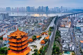 Một thành phố lớn của Trung Quốc thiếu tiền mặt đến nỗi phải đi đòi nợ