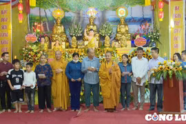 Tổ chức Đại lễ Phật đản và trao quà cho người khuyết tật tại chùa Hộ Quốc (Hà Tĩnh)