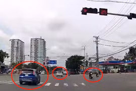 Ô tô liên tục vượt đèn đỏ, đi sai làn khiến người đi đường sợ hãi