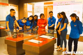 Đoàn Thanh niên cơ quan Trung ương Hội Nhà báo Việt Nam đến thăm Bảo tàng Báo chí Việt Nam