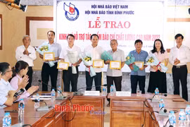 Bình Phước trao kinh phí hỗ trợ tác phẩm báo chí chất lượng cao năm 2022 cho các tác giả