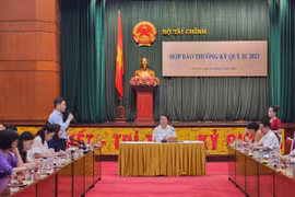 Tăng lương cơ sở từ 1/7 và lo ngại giá cả tăng "tát nước theo mưa": Bộ Tài chính nói gì?