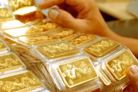 Chê lãi suất thấp, mang tiền mua vàng phi SJC, nhà đầu tư lỗ thảm