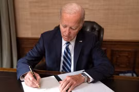 Ông Biden kịp ký dự luật ngăn Chính phủ Mỹ đóng cửa vào phút chót
