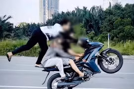Diễn xiếc trên xe máy, nhóm thanh niên bị triệu tập