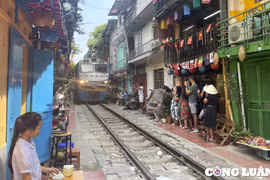 Ngành đường sắt đề nghị giải tỏa tụ điểm cà phê đường tàu