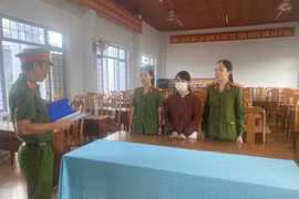 Kon Tum: Khởi tố người phụ nữ xé biên bản xử phạt, đạp vào người CSGT