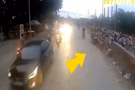 Thấy nhóm học sinh đang chờ qua đường, tài xế ô tô có hành động đáng khen ngợi