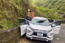 Hà Giang: Đá lăn thủng kính ô tô, nam tài xế tử vong