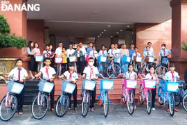 Hội Nhà báo thành phố Đà Nẵng trao tặng 20 xe đạp đến học sinh có hoàn cảnh khó khăn