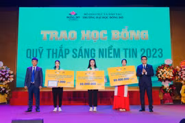 PVcomBank trao 240 triệu học bổng cho sinh viên trường Đại học Đông Đô