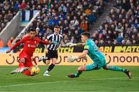 Thắng dễ Newcastle, Liverpool duy trì cơ hội lọt vào top 4