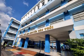 Tạm đình chỉ giáo viên đánh gãy ngón tay học sinh