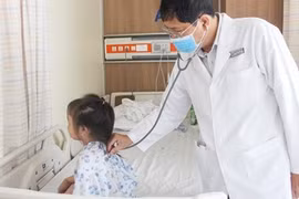 Lắc chân lọt vào dạ dày, bé 5 tuổi phải nhập viện cấp cứu
