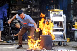 Hà Nội: Nhiều tuyến phố mù mịt khói do tục đốt vàng mã ngày rằm tháng 7