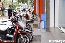 Bậc thềm lấn chiếm vỉa hè lại tái diễn ở Hà Nội, sau 6 năm phá dỡ