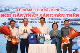 Báo Pháp luật TP.HCM khởi động chương trình “Cùng ngư dân thắp sáng đèn trên biển”