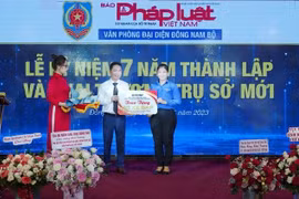 Báo Pháp luật Việt Nam trao tặng 100 chiếc xe đạp cho học sinh nghèo vượt khó