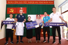 CLB bóng đá Hà Nội thăm và tặng quà tri ân người có công tại Trung tâm Dưỡng lão Thị Nghè