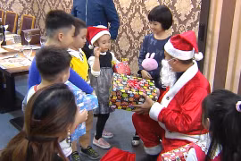 Dịch vụ “ông già Noel” tặng quà dịp lễ Giáng sinh hút khách
