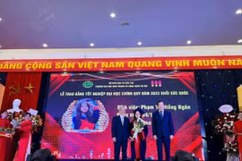 Trường ĐH Kinh doanh và Công nghệ Hà Nội trao bằng tốt nghiệp cho gần 300 sinh viên khối sức khỏe