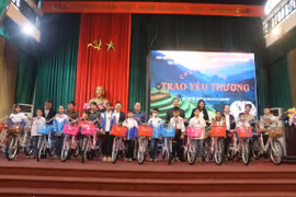 Chi hội báo chí Trung ương tại Thanh Hoá trao quà cho học sinh nghèo tại huyện Bá Thước